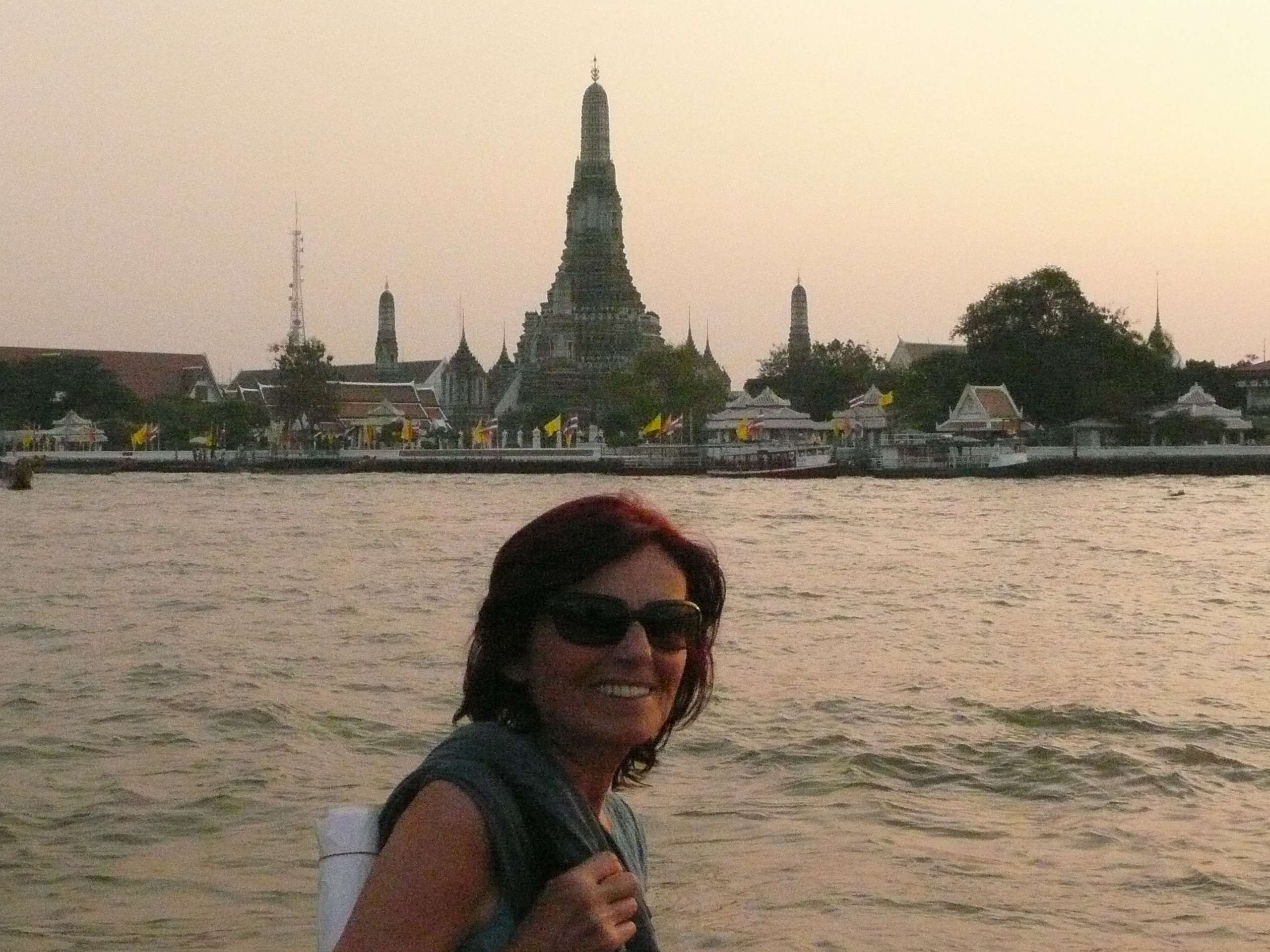 Anasha in front of "Wat ARUN" in Thailand... the Temple of Dawn