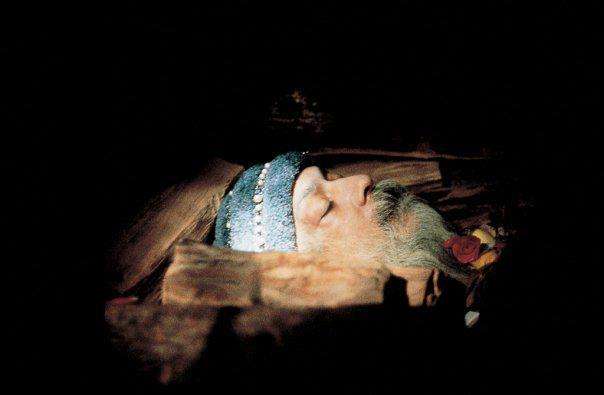 the pieces of wood you see around Osho's head were placed by me {Anubuddha}... upon this foundation, I built a little "teepee" over his wonderful face, so that no wood was touching until the "holy fire" was burning, and the wood melted into him... one of the most memorable moments of my life, and the birth of "Osho/ARUN conscious Touch"